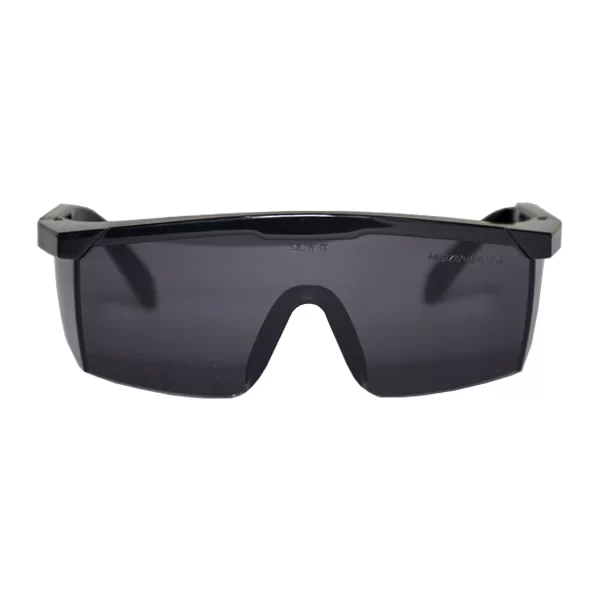 Un par de gafas de sol envolventes, elegantes y modernas, con montura negra brillante y lentes de color oscuro. el puente de la nariz y la zona de las sienes no tienen marco, lo que realza el diseño minimalista, y las gafas presentan sutiles marcas de la marca.