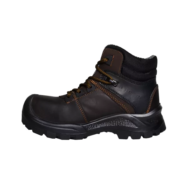 Una bota de trabajo de cuero negro con costuras amarillas, cuello acolchado, ojales de metal para cordones y suela de goma negra resistente. el maletero se muestra sobre un fondo blanco.