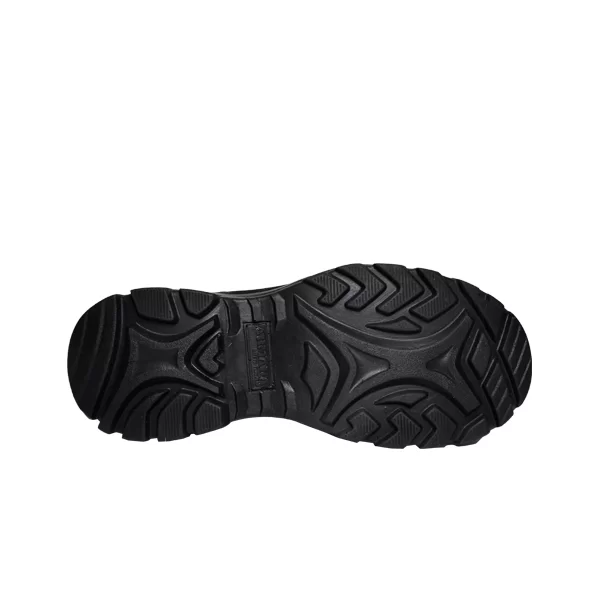 Una suela de zapato negra con un patrón complejo de curvas entrelazadas y líneas angulares, con bandas de rodadura elevadas para mayor agarre. la sección media está ligeramente empotrada con un pequeño logo rectangular.