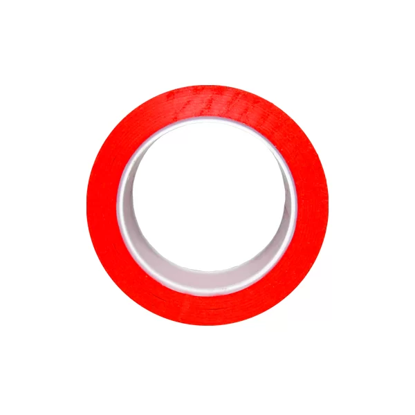 Un rollo de cinta adhesiva roja aislado sobre un fondo blanco, con un centro transparente que permite la visibilidad a través del orificio del rollo. la cinta presenta un acabado brillante.