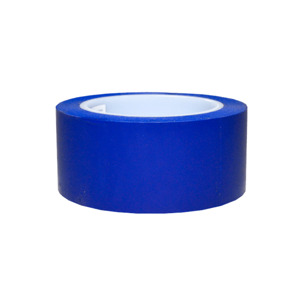 Un rollo de cinta de pintor azul está centrado sobre un fondo blanco. la cinta parece gruesa y resistente, diseñada para enmascarar áreas para protegerlas de la pintura.