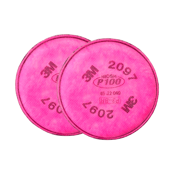 Dos filtros de respirador n95 circulares de color rosa de 3 m con texto que indica el modelo (2097 p100) y los números de lote. Por lo general, se utilizan en entornos industriales o sanitarios para detectar partículas.