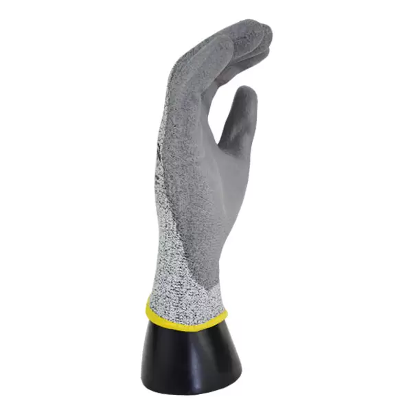 Un guante de trabajo recubierto de goma montado sobre un soporte negro, con una superficie de agarre con textura gris en la palma y los dedos, con un dorso tejido sin costuras de color gris más claro. el brazalete está sellado con una banda amarilla.