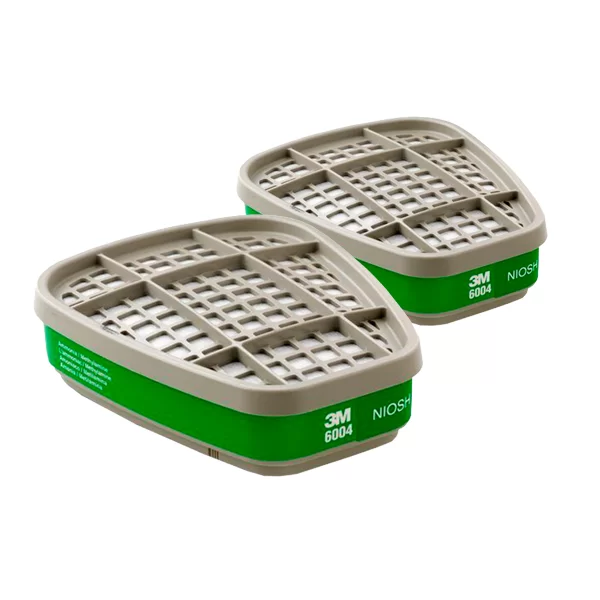 Dos cartuchos de respirador de amoníaco/metilamina 3m 6004. Cada cartucho es ovalado con una etiqueta verde y blanca sobre una banda verde que rodea su centro, situada sobre un fondo blanco.