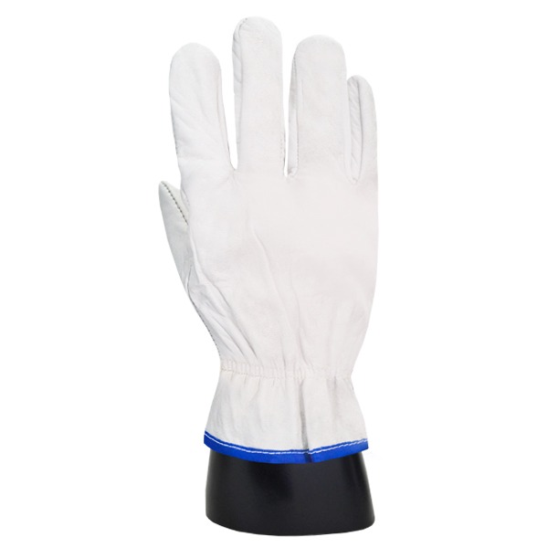 Un único guante de trabajo de cuero blanco exhibido sobre un soporte negro, con una banda elástica azul alrededor de la muñeca para un ajuste perfecto. El guante está diseñado para brindar seguridad y destreza, con costuras reforzadas visibles en los dedos.