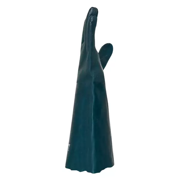 Una escultura vertical y abstracta de una figura de color turquesa oscuro que se asemeja a una figura envuelta en una capa con un perfil largo y esbelto y una capucha puntiaguda, levantando un apéndice alargado en un gesto. la textura parece suave y brillante.