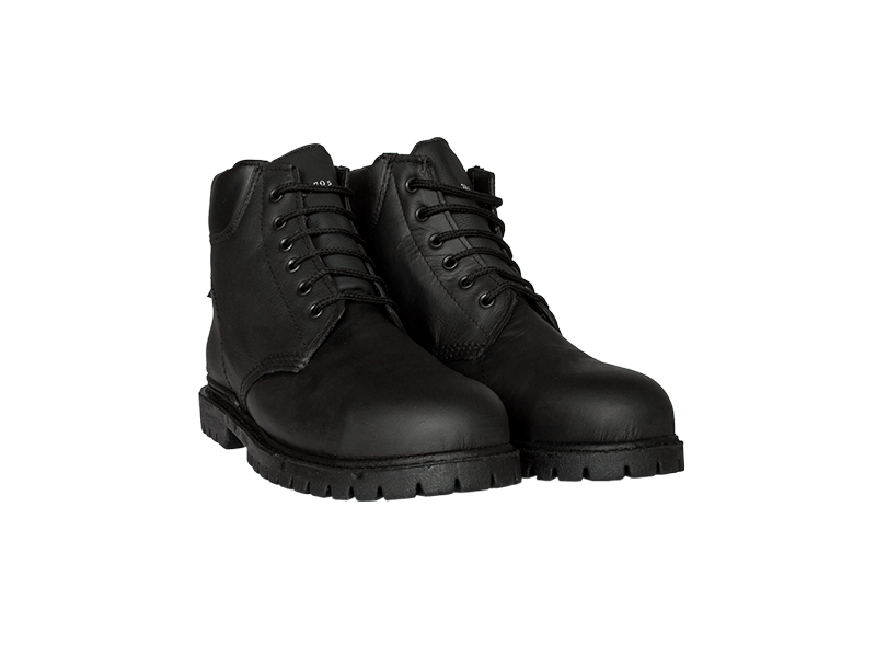 Un par de botas con cordones de cuero negro y suela gruesa sobre un fondo verde liso. Las botas parecen resistentes y están diseñadas para durar, con costuras reforzadas y puntera redonda.