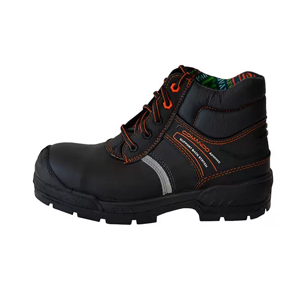 Una bota de trabajo negra hasta el tobillo con costuras y cordones naranjas. la bota tiene una puntera reforzada y la marca "commando" se muestra en el lateral. el interior tiene un forro verde visible con estampado de hojas.