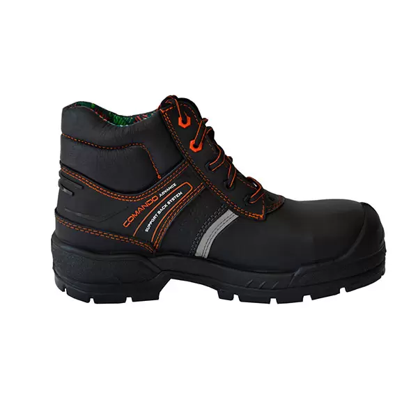 Una única bota de trabajo negra con cordones y detalles en naranja, con puntera reforzada y marca en el lateral, aislada sobre un fondo blanco.