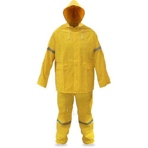 Traje de lluvia impermeable amarillo con chaqueta y pantalón. la chaqueta tiene capucha, bolsillos delanteros y franjas reflectantes azules en brazos y pecho. Los pantalones también cuentan con rayas reflectantes en la parte inferior de las piernas.