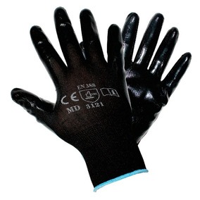 Un par de guantes de trabajo negros con agarres texturizados en las palmas y los dedos. el guante izquierdo muestra marcas reglamentarias blancas cerca de la muñeca, incluidos los códigos estándar ce y en. las pulseras están adornadas con una línea azul.