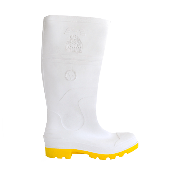 Una bota de goma industrial blanca con suela amarilla, de pie sobre un fondo blanco liso. Presenta logotipos en relieve y símbolos de seguridad en el eje.