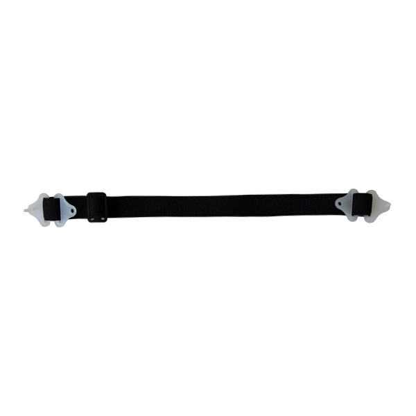 Correa ajustable negra con cierres de hebilla de plástico gris en cada extremo, aislada sobre un fondo blanco. la correa parece resistente y está diseñada para asegurar o sujetar artículos.