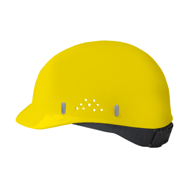 Casco de seguridad de color amarillo brillante con visera delantera y correa negra ajustable, con orificios de ventilación laterales. el casco está diseñado para uso protector y está aislado sobre un fondo blanco.