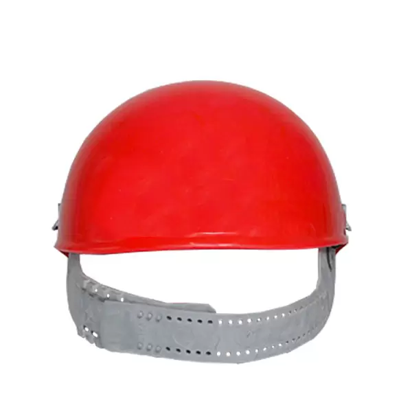 Un casco de seguridad rojo con una correa gris ajustable y orificios de ventilación, mostrado sobre un fondo blanco. El casco está diseñado para uso protector en entornos industriales o de construcción.