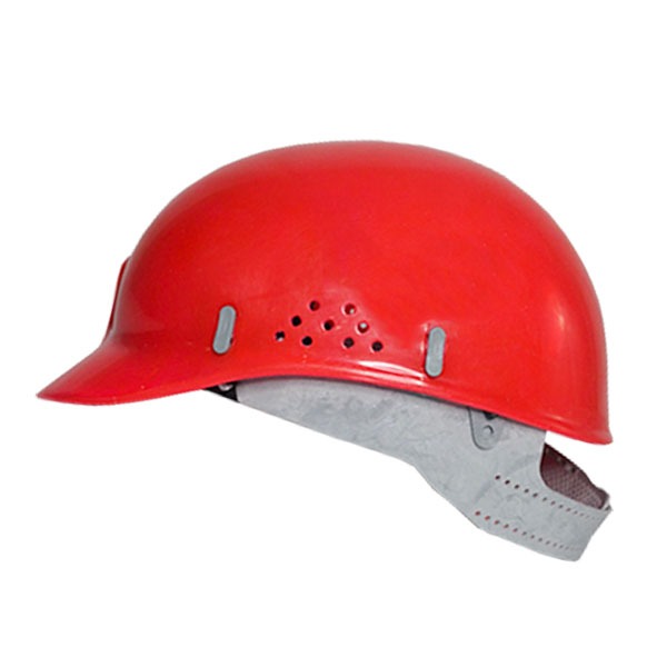 Un casco deportivo rojo con ala curva y múltiples salidas de aire, mostrado sobre un fondo blanco. El casco tiene un acolchado gris visible en el interior.