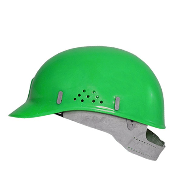 Un casco de construcción de color verde brillante aislado sobre un fondo blanco. El casco cuenta con orificios de ventilación en la parte superior y correas ajustables visibles en el interior.