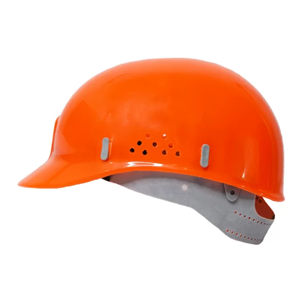 Un casco de construcción naranja con un mecanismo de trinquete ajustable visible, con orificios de ventilación y ala extendida, aislado sobre un fondo blanco.
