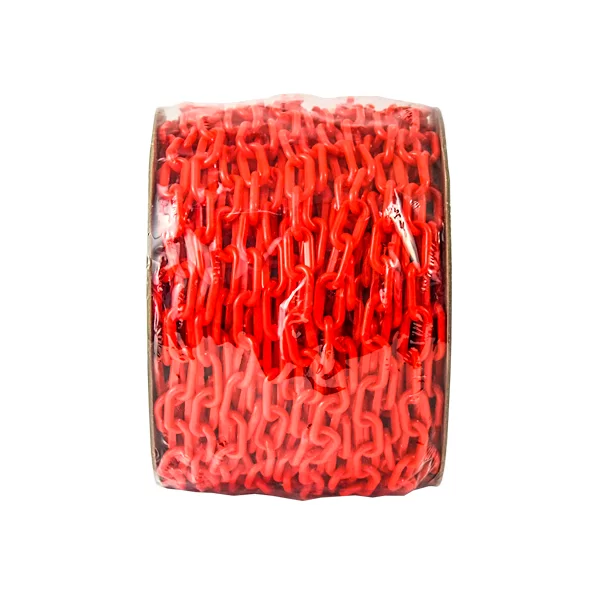 Un rollo de eslabones de cadena de plástico rojo bien embalados, aislados sobre un fondo blanco. las cadenas son de color rojo brillante y parecen duraderas, y se usan comúnmente con fines decorativos o de barrera.