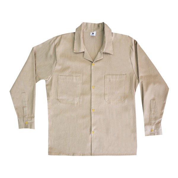 Una camisa de trabajo beige de manga larga con frente abotonado y dos bolsillos en el pecho, expuesta sobre un fondo blanco. la camisa tiene cuello puntiagudo y puños abotonados.