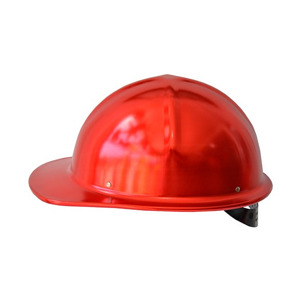 Un casco rojo brillante con un caparazón redondeado y ala completa, colocado aislado sobre un fondo blanco. el sombrero presenta una correa ajustable negra visible en el lado izquierdo.