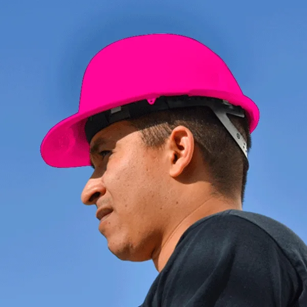 Perfil de un hombre que llevaba un casco rosa brillante contra un cielo azul claro. parece concentrado y su expresión es seria.