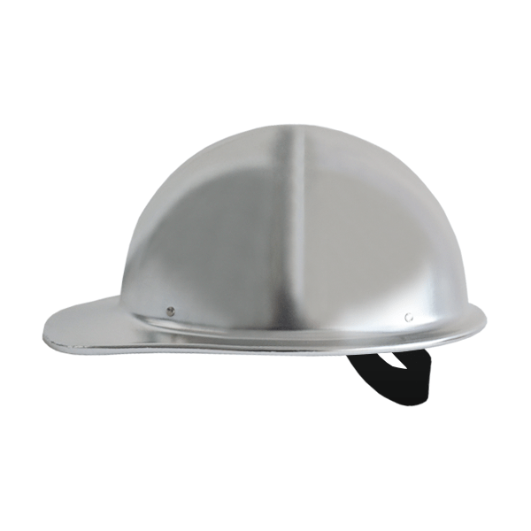 Un casco plateado con acabado brillante y diseño redondeado, que presenta una correa ajustable negra unida al interior para asegurarlo en la cabeza. el sombrero tiene un ala delantera prominente y está aislado sobre un fondo blanco.