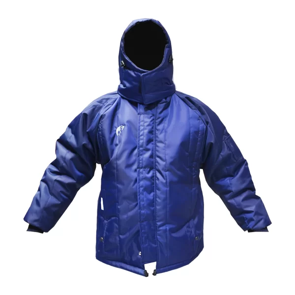 Una chaqueta de invierno de color azul brillante con cuello alto y capucha adjunta sobre un fondo blanco. La chaqueta tiene cremallera, puños ajustables y bolsillos visibles.