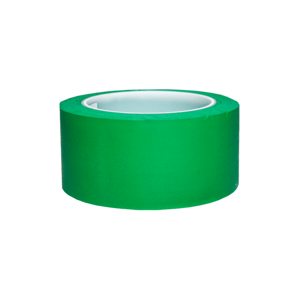 Un rollo de cinta adhesiva de color verde brillante en posición vertical, aislado sobre un fondo blanco. La cinta es lisa con una superficie ligeramente brillante y tiene un núcleo interior de cartón visible.