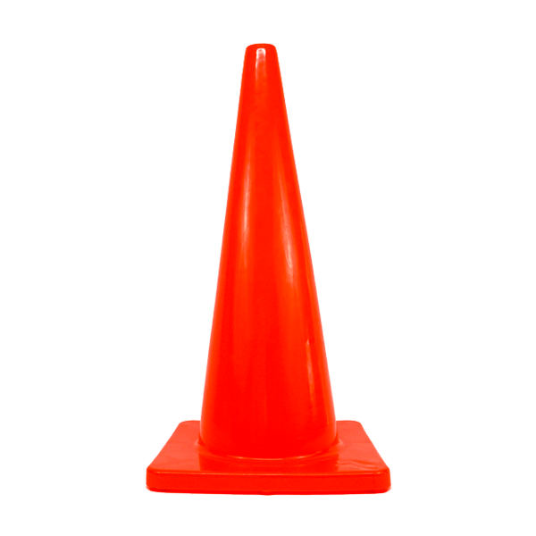 Un cono de tráfico de color naranja brillante con una banda reflectante se encuentra centrado sobre un fondo blanco. el cono es vertical y se estrecha hasta un punto en la parte superior, con una base cuadrada.