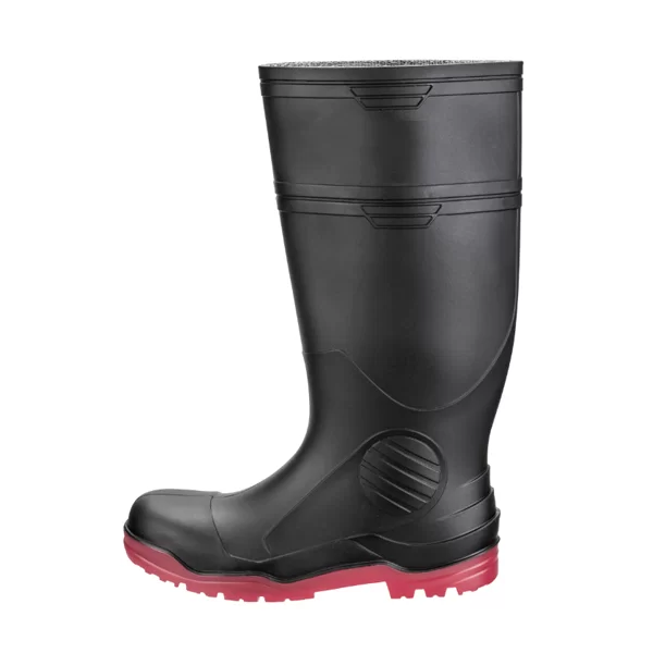 Una bota de lluvia única de caucho negro con acabado mate, que presenta un diseño de suela y puntera acanalados y un distintivo ribete rojo a lo largo del borde inferior para contrastar. la bota tiene una amplia abertura superior y un ligero tacón.
