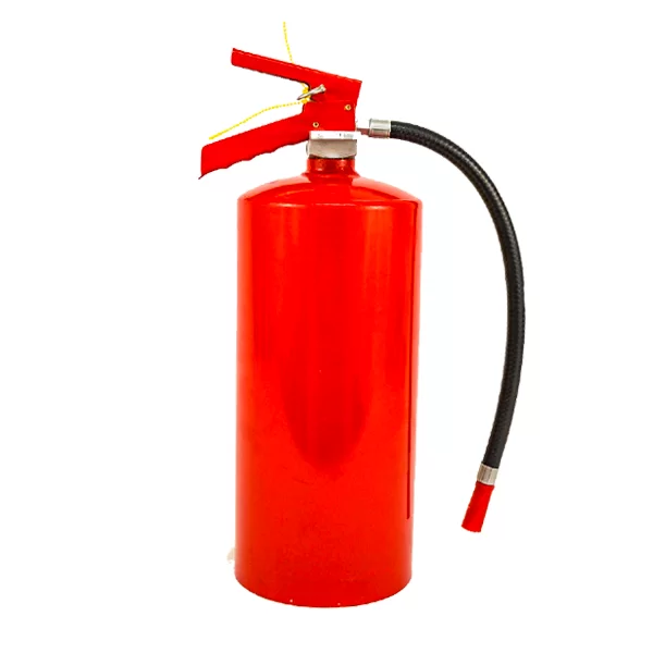 Un extintor de incendios rojo con manguera y boquilla negras, con un imperdible y sello en el mango, aislado sobre un fondo blanco.