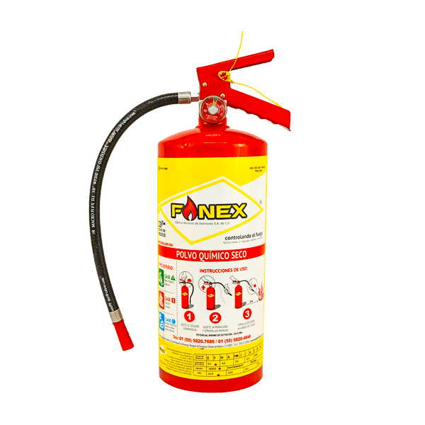 Un extintor rojo con una manguera negra en el lado izquierdo, etiquetado en amarillo y blanco con "fenex" en la parte superior y "polvo químico seco" debajo. el frente también muestra instrucciones de uso con pictogramas.