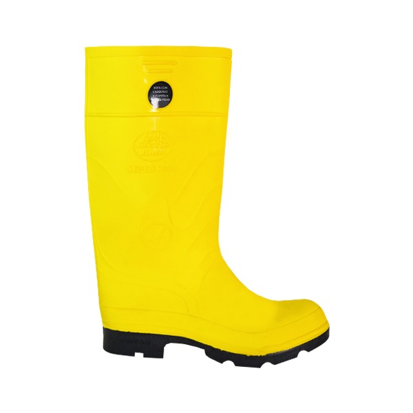 Una bota de lluvia de goma de color amarillo vibrante aislada sobre un fondo blanco. La bota presenta un logotipo redondo cerca de la parte superior, detalles en relieve y una suela negra resistente para mayor agarre.