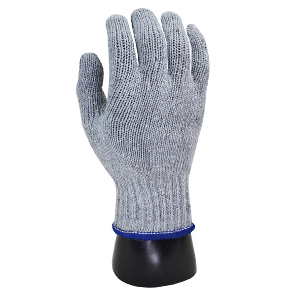 Un guante de seguridad de punto gris mostrado en una mano de maniquí negro, con un puño elástico azul para un ajuste seguro. la textura sugiere durabilidad adecuada para trabajos industriales o de construcción.