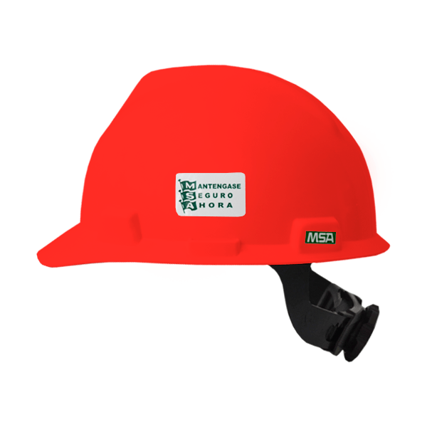 Un casco rojo con una correa ajustable negra. Cuenta con una pegatina verde y blanca en el frente que dice "manténgase seguro ahora" junto al logotipo de msa. el sombrero tiene un acabado brillante y una forma de cúpula clásica.