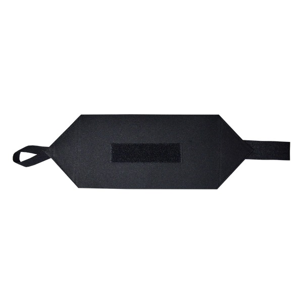 Un antifaz de tela negra diseñado para dormir o relajarse, con una banda elástica para mantenerlo en su lugar y un acolchado rectangular sobre el área de los ojos para bloquear la luz.