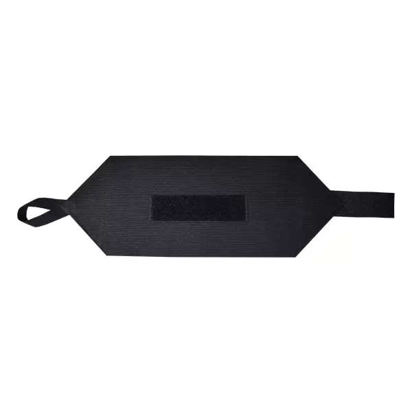 Un antifaz de tela negra diseñado para dormir o relajarse, con una banda elástica para mantenerlo en su lugar y un acolchado rectangular sobre el área de los ojos para bloquear la luz.