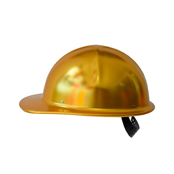 Un casco dorado metálico brillante con parte superior redondeada y ala ancha, con una correa negra ajustable en la parte posterior. la superficie refleja la luz y el entorno y se coloca sobre un fondo blanco liso.