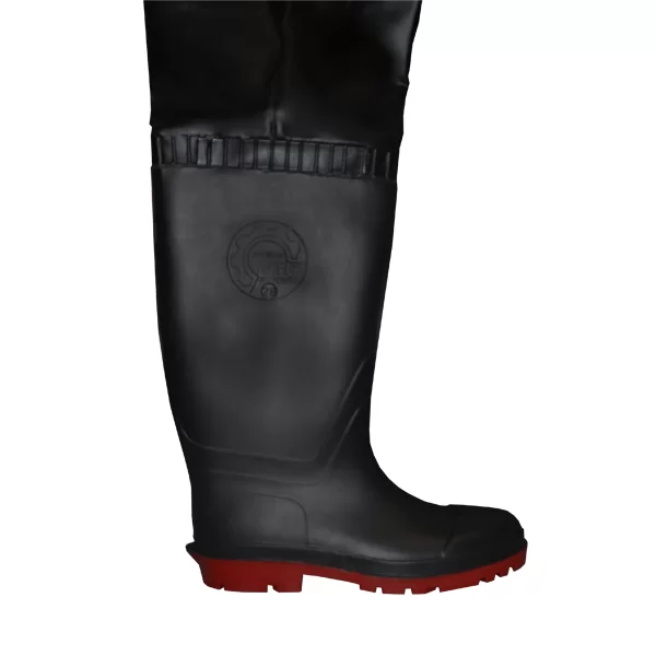 Una bota de goma negra con una distintiva suela roja. La bota presenta una parte superior acanalada y un logotipo circular en relieve en el lateral, lo que sugiere un diseño duradero e impermeable para uso intensivo.