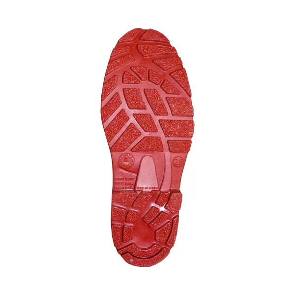 Una suela de goma roja de un zapato con un intrincado dibujo de la banda de rodadura, que presenta múltiples formas, líneas y logotipos de marcas grabados hacia el centro, aislados en un fondo blanco.