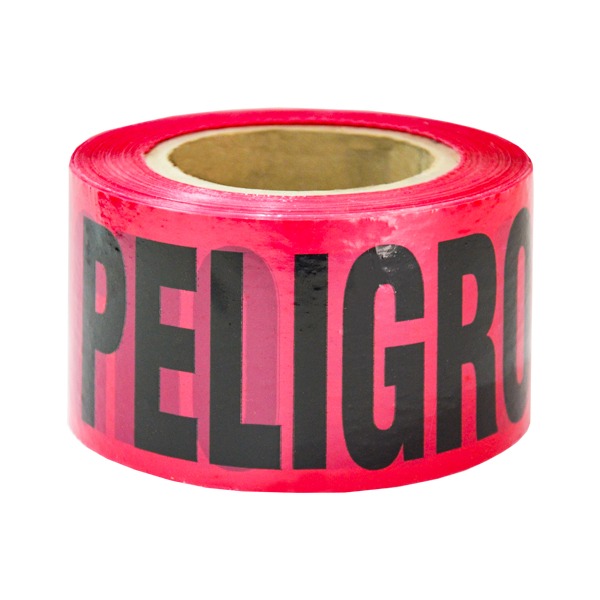 Un rollo de cinta adhesiva roja con la palabra "peligro" impresa en grandes letras negras, que indica peligro o peligro, aislada sobre un fondo blanco.