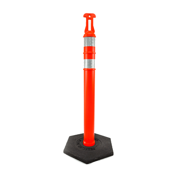 Un cono delineador de tráfico naranja con una banda plateada reflectante alrededor de la parte superior, unido a una base de goma cuadrada negra. el cono cuenta con un asa en forma de bucle en la parte superior para facilitar su manejo.