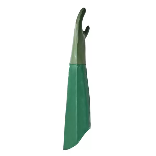 Un paraguas verde con un diseño elegante, con un mango con forma de cuello de cisne y una cabeza que se extiende con gracia hacia arriba. la parte de tela está bien cerrada y muestra una superficie lisa de color verde oscuro.
