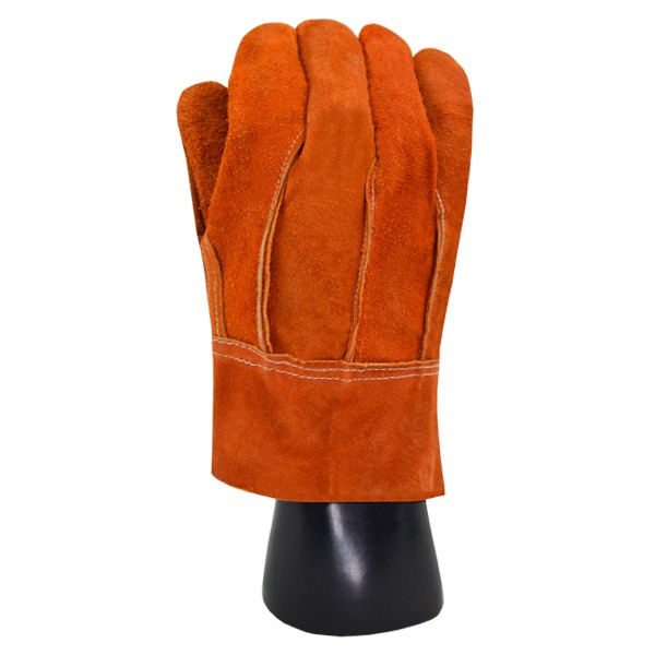 Un único guante de trabajo de cuero naranja exhibido sobre un soporte negro, con costuras reforzadas y acolchado elevado en los dedos para mayor protección.