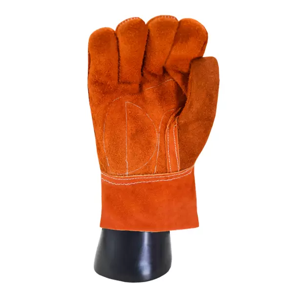Un único guante de trabajo de cuero de color naranja, expuesto en posición vertical sobre un soporte cilíndrico negro. El guante presenta costuras reforzadas y un puño extendido, diseñado para proteger la muñeca y la parte inferior del antebrazo.