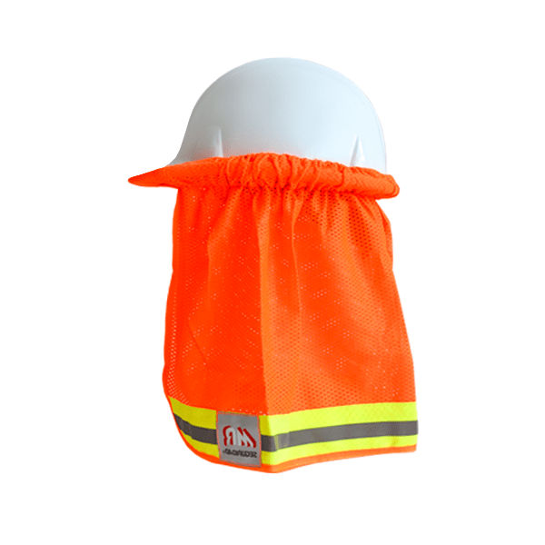Un casco de seguridad blanco rematado con un protector de cuello de alta visibilidad de color naranja neón con rayas reflectantes. el escudo está diseñado para proteger del sol y mejorar la visibilidad por motivos de seguridad.