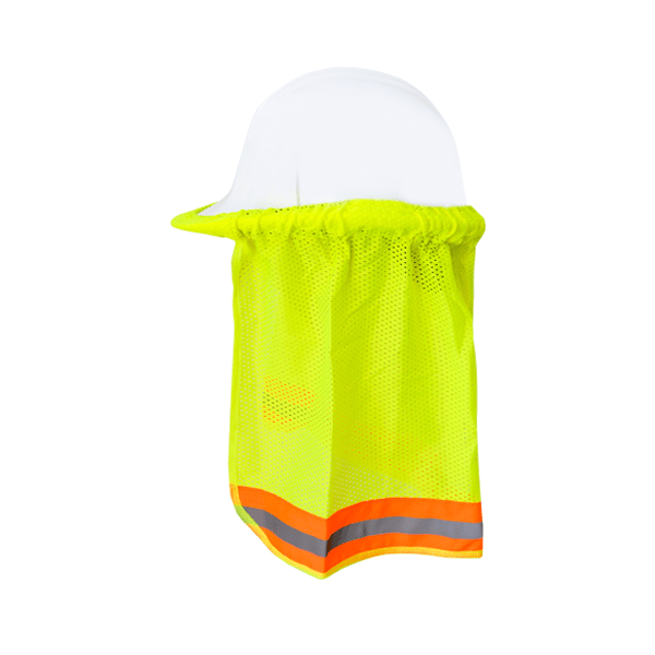 Pantalla de cuello amarilla de alta visibilidad con tiras reflectantes de color naranja unidas a un casco de seguridad blanco, que se muestra sobre un fondo blanco. la pantalla del cuello está hecha de material de malla para ventilación.