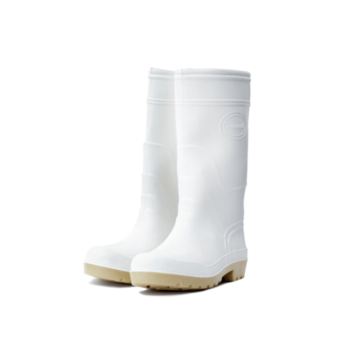 Un par de botas de goma blancas de pie sobre un fondo blanco liso. Las botas presentan un diseño moldeado con áreas reforzadas en los talones y los dedos de los pies, y el nombre de la marca grabado cerca de la parte superior.