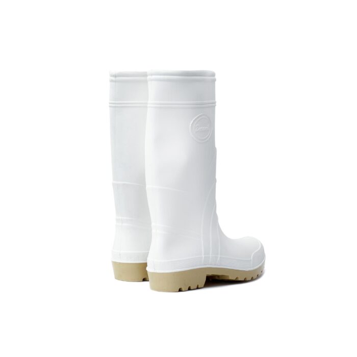 Un par de botas de goma blancas con un logo visible, de pie sobre un fondo blanco. las suelas son de color beige, contrastando con la parte superior blanca de las botas.